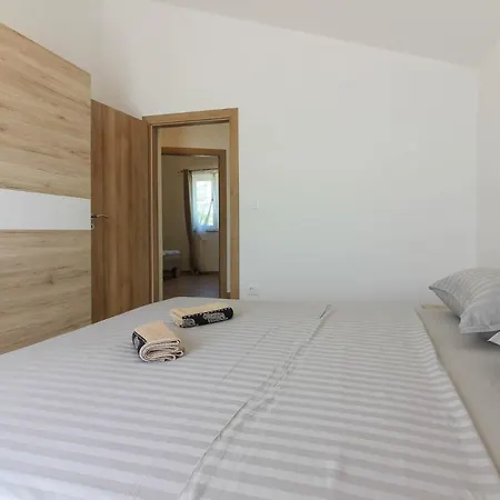 New Seve Ii With Pool, Near The Town Center, 3km From The Pola