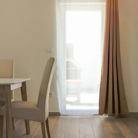 New Seve Ii With Pool, Near The Town Center, 3km From The Pola