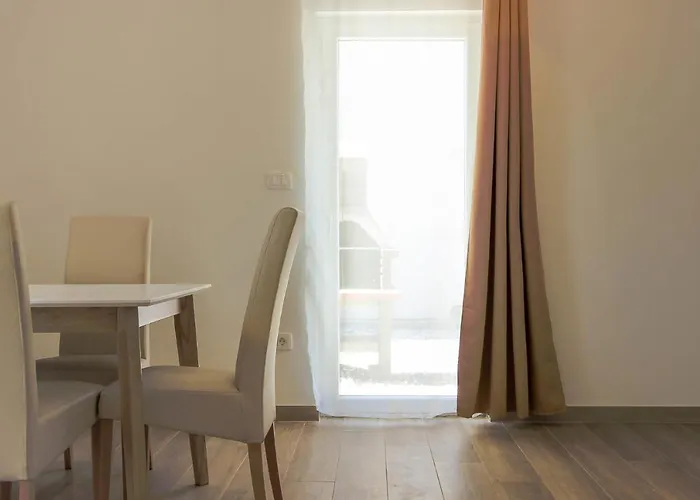 New Seve Ii With Pool, Near The Town Center, 3km From The Pula